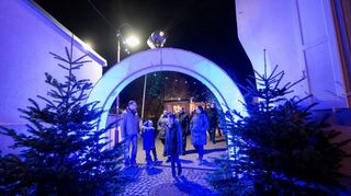 Ein Eingangstor zum „Blauen Weihnachtsmarkt“ gab es in Lorsch schon vor Corona. Zu den Neuerungen des Marktes, der am Freitag startet, gehören nun der Standort auf der Klosterwiese und Eingangskontrollen, denn es gilt die 2G-Regel.