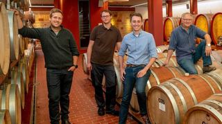 Das Team der Winzer eG kann sich über Prämierungen beim Piwi Wine Award freuen. Unser Bild zeigt Geschäftsführer Patrick Staub (M.) und die Kellermeister.