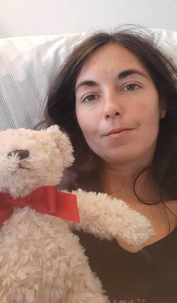 Der Teddy als treuer Begleiter: Carolin Hillenbrand auf der Covid-Station im Kölner Krankenhaus.