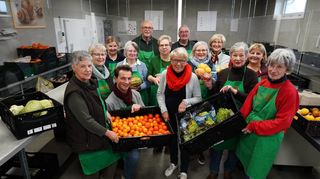 In der Bensheimer Tafel werden auch in Krisenzeiten Lebensmittel ausgegeben. Unser Bild zeigt die Vorsitzende Mariette Rettig (Mitte, roter Schal) mit einem Teil des Teams.