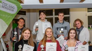 Die Schwimmabteilung der SSG Bensheim ehrte ihre Vereinsmeister (hinten, v.l.) Holger Panc, Raphael Plich, Alexander Held und die Abteilungsleiterin Andrea Herrmann, (vorne, v.l.) Julia Felker, Lorena Rosenkranz und Finja Lang.
