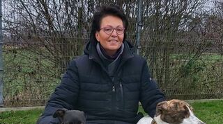 Gaby Jakoki mit zwei ihrer vierbeinigen Schützlinge.