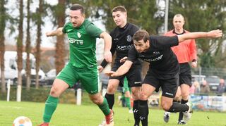 Der FC 07 lief im Bensheimer Derby in Fehlheim – wie hier Tim Rettig (re.) und Luca Albrecht (Mitte) gegen den VfR-1:0-Torschützen Max Schwerdt (li.), meist hintereinander und blieb dadurch chancenlos.