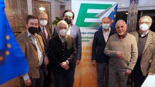 Mitgliederversammlung der Europa-Union Bergstraße mit (von links) Vorstandsmitglied Frank Sürmann, Wahlleiter Michael Meister, Mitglied und Ehrengast Carl Otto Lenz, Vorstandsmitglied Thiemo Fojkar, Vorsitzender Wolfgang Freudenberger, Vorstandsmitglied Jürgen Kaltwasser und Vorstandsmitglied Roland von Hunnius.