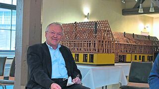 Die Posthalterei (Thurn- und Taxis’scher Hof) wurde von Dieter Ehret (rechts) maßstabgetreu nachgebildet. Joachim-Felix Leonhard (links) hielt die Eröffnungsrede zur Ausstellung.