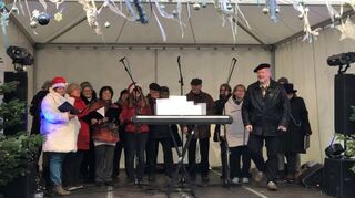 Die Schola sang gestern unter der Leitung von Thomas Adelberger (r.).