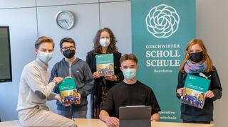 De Geschwister-Scholl-Schule feiert im kommenden Jahr ihr 50-jähriges Bestehen. Eine Festschrift zu diesem Anlass wurde schon jetzt vorgestellt. Unser Bild zeigt die ehemalige Schulleiterin Angela Lüdtke mit (v.l.) Henry-Axel Bräuer, Noah Boumariz, Kreisschulsprecher Eric Lemmer und Sarah-Marie Kreidemacher.