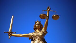 Wie das Gericht am Dienstag mitteilte, hatte der Lehrer einer Berufsschule in Groß-Gerau unter anderem behauptet, bei der Covid-19-Pandemie handle es sich um eine Lüge und um eine Verschwörung der Pharmaindustrie.