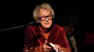 Ingrid Noll stellte am Sonntag bei einer Lesung im Theater Mobile in Zwingenberg ihren neun Kriminalroman „Kein Feuer kann brennen so heiß“ vor. Anschließend plauderte sie aus ihrem Leben.