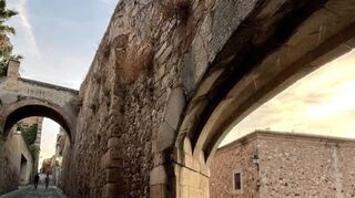 Hinter dem imposanten Sternbogentor „Arco de la Estrella“ erstreckt sich ein Labyrinth enger Gassen.