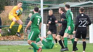 Torwart Dominik Kurz (li.) hatte im Derby des FC 07 (in den schwarzen Trikots) beim VfR Fehlheim alle Hände voll zu tun; nun geht es für die Bensheimer gegen den nächsten Top-Club, den von Elton da Costa trainierten FCA Darmstadt.