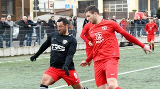 SSV-Spielertrainer Abedin Reqica (links) im Zweikampf mit dem Lorscher Nico Grün, der einen Treffer zum 5:0-Sieg der Tvgg im Lautertal beisteuerte.