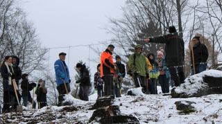 Förster Dirk Dins (Zweiter von rechts) wies zu Beginn die Helfer auf dem Gelände am Rauenstein ein.