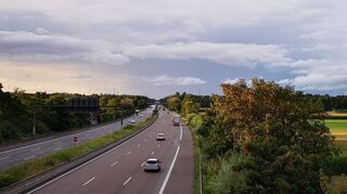 Ein Tunnel, der an der K 65-Brücke, die auf unserem Bild im Hintergrund über die A 67 führt, beginnt und an Einhausen vorbei bis hinter Lorsch verläuft, würde nach Berechnungen der Bahn 127 Millionen Euro kosten.
