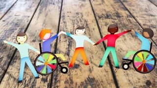 Für Kinder mit einer Behinderung stehen zwei Modelle zur Verfügung: Sie können eine Sonder- oder Förderschule besuchen – oder aber eine inklusive Klasse an einer allgemeinen Schule.