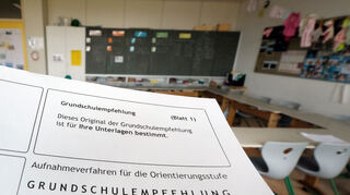 <span style="font-size: 12px;">Mit dem Halbjahreszeugnis bekommen die Eltern von Viertklässlern auch die Grundschulempfehlung. Darin schlagen die Lehrkräfte eine weiterführende</span><span style="font-size: 12px;">Schulart für das Kind vor.</span>