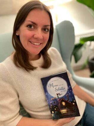 Die Mannheimerin Anna Sohn mit ihrem Kinderbuch.