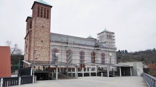 Auf den Rampendächern im Parkhaus Platanenallee in Bensheim wurden die 120 Module der Photovoltaikanlage installiert. Die MEGB als Besitzer der Immobilie geht von einer Energieeinsparung zwischen 60 und 70 Prozent im Jahresverlauf aus.