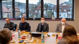 Die Winzergenossenschaften aus Heppenheim und Schriesheim setzen auf Zusammenarbeit. Gestern berichteten Vertreter beider Seiten in Heppenheim über den Sachstand (von links) Winfried Krämer, Manuel Bretschi (beide Schriesheim), Patrick Staub, Reinhard Antes und Bernhard Boppel (alle Heppenheim).