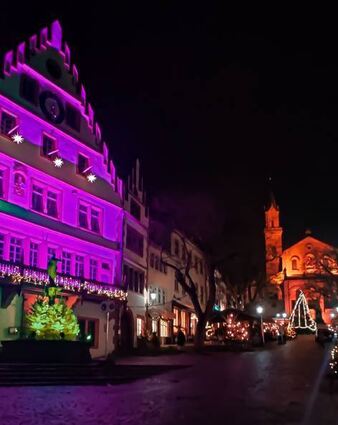Zwei Beispiele für die „Weinheimer Lichtblicke“. Die Aktion in der Innenstadt läuft bis zum 9. Januar an jedem Abend.