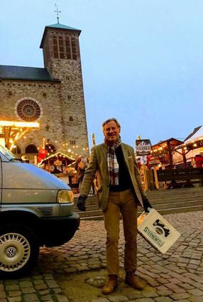 Claus Proschka mit einem Kasten Sternenfeld am Marktplatz.