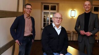 Dieter Kirmse (M.) ist neuer Schatzmeister des Vereins Partnerschaft Tetbury. Er wurde bei der jüngsten Hauptversammlung der Englandfreunde als Nachfolger der verstorbenen Vorstandsmitglieds Jürgen Weber gewählt. Unser Bild zeigt Kirmse mit Vorsitzendem Holger Habich (r.) und Beisitzer Bodo Keil (l.).