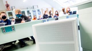 Magistrat und Fachausschüsse sind sich einig: Für die Kindertagesstätten sollen keine mobilen Luftreinigungsgeräte, aber Luftgütesensoren angeschafft werden. Unser Symbolbild zeigt einen Filter in einem Klassensaal.