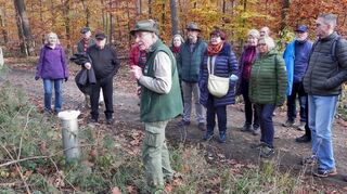 Der Lorscher Ehrenvorsitzende der Schutzgemeinschaft Deutscher Wald und Naturpark-Förster Werner Groß, informierte bei einem Waldspaziergang die Menschen über die Situation und Entwicklung des Lorscher Waldes.