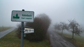 Noch liegt die Zukunft im Nebel. Künftig könnten aber links und rechts des Ludwig-Schüßler-Straße in Kolmbach neue Wohnhäuser stehen.