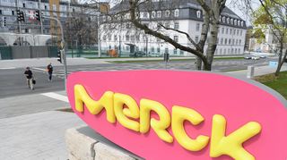 Der Höhenflug der Aktien des Pharma- und Chemiekonzerns Merck hält an. Analysten loben Verbesserungen in allen Geschäftsbereichen.