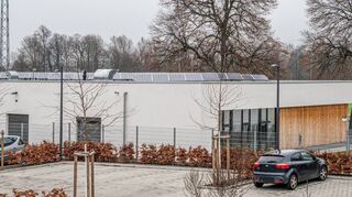 In Bensheim soll der Anteil an Photovoltaikanlagen auf öffentlichen Gebäuden, über Parkplätzen und versiegelten Flächen erhöht werden. Unser Bild zeigt das Multifunktionsgebäude im Weiherhausstadion, wo bereits beim Neubau Module auf dem Dach installiert wurden.