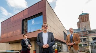 Die Suche nach einem neuen Träger für die Liebfrauenschule war erfolgreich. Unser Bild zeigt (v.l.) Schulleiterin Ursula Machnik, Markus Schwaigkofler, Vorstand des künftigen Trägers, dem Kolping-Bildungswerk Württemberg, und Gereon Geissler, Bildungsdezernent des Bistums Mainz, bei der Vorstellung am Freitag vor der Mediathek der LFS.