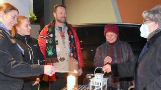 Die Pfadfinder der Georgsgiggel Einhausen, (v.l.) Lisa Förster, Patricia Schumacher und Thorsten Ernst, verteilten das Friedenslicht aus Bethlehem am katholischen Pfarrzentrum an die Bevölkerung.