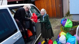 Mit dem Kleintransporter voller Geschenke für Obdachlose hat sich, Isabell Erhardt (links) auf den Weg aus Lindenfels nach Bensheim gemacht. Die bunten Beutel hatte der Handarbeitskreis der evangelischen Kirchengemeinde Lindenfels, Leiterin ist Ilse Bonn (rechts).