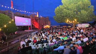 Im Sommer 2022 will die Sparkassenstiftung Starkenburg wieder das Open-air-Kino auf der Lindenfelser Burg veranstalten.