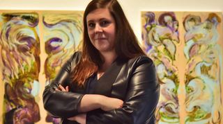 Jana Franze-Feldmann vor Arbeiten von Anne-Louise Hoffmann.