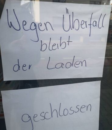 An der Ladentür wird über den Grund informiert, wieso das Geschäft in der Bahnhofstraße an Silvester geschlossen blieb.