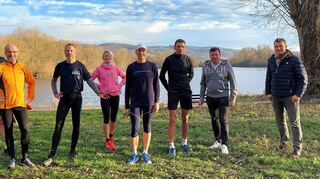 Bei frühlingshaften Temperaturen traf sich der Heppenheimer Lauftreff am Bruchsee zum Silvesterlauf, den die Guides Michael Blesing, André Wahlig und Tobias Schuster (von rechts) organisiert hatten.
