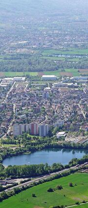 Im Vordergrund die Bensheimer Weststadt mit dem Badesee, im Hintergrund die Kreisstadt Heppenheim.