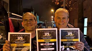 Alias-Eye-Gitarrist Matthias Richter (links) und Sänger Philip Griffiths nach dem Gewinn des Wettbewerbs SPH Music Masters mit den Urkunden.