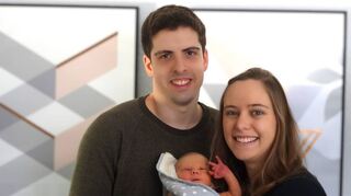 Tanja und Jan Bender mit ihrem wenige Tage alten Sohn Leon. Der kleine Junge ist das erste Baby, das im neuen Jahr im Bensheimer Geburtshaus geboren wurde.