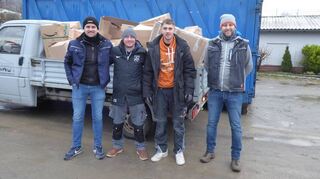 Fußballerinnen der SG Winterkasten/TSV Reichenbach haben im Ortsteil Weihnachtsbäume eingesammelt (oben). Die Fußballabteilung sammelte derweil Altpapier ein.