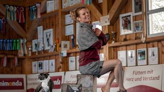 Mit ihrer Terrierdame Lena Lustig trat die Einhäuserin Anneke Freudenberger im Fernsehen auf. Ihre Dogdance-Aufführung drehte sich um den Meisterdetektiv Sherlock Holmes, Lena Lustig zeigte ihre Kunststücke als Lena Holmes.