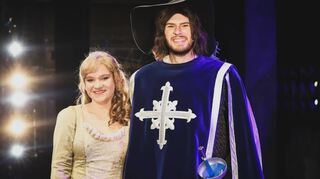 Julia Varycheva in der Rolle der Constance und Lars Gußmann als Musketier Porthos.