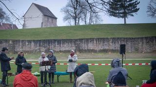 Karlheinz Mulzer, Nicole Margraf, Margit Vogel, Heidrun Scheyhing und Sibylle Römer trugen am Sonntagnachmittag vor der Klostermauer Gedichte vor. Trotz Kälte und Regen waren viele Zuhörer gekommen und lauschten bis zum Schluss.