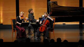 Antje Weithaas (Violine), Marie-Elisabeth Hecker (Cello) und Pianist Martin Helmchen waren am Samstag zu Gast im Parktheater.