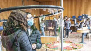 An verschiedenen Stationen können die Schüler des Heppenheimer Gymnasiums Mathe hautnah erleben, etwa bei der Beobachtung einer riesigen Seifenblase.