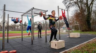 Corona hat für viele Hallensportler übliche Trainingseinheiten verhindert. Auch die Lorscher Leichtathleten vermissten wichtige Trainingsmöglichkeiten. Der Bau einer Turnanlage im Stadion schafft Abhilfe und sorgt für neue Motivation.