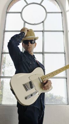 Der Songwriter und Gitarrist Ron Spielman tritt heute Abend im Musiktheater Rex auf.