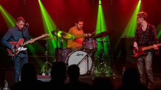 Ron Spielman (re.) trat am Freitagabend im Musiktheater Rex auf, begleitet von Thomas Stieger (Bass) und Julian Külpmann (Drums).